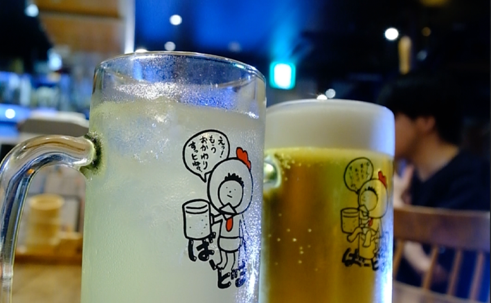 バードマンのオリジナルジョッキで楽しむビールとサワー